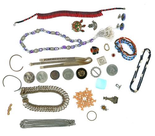 A GROUP OF COSTUME JEWELLERY (QTY)