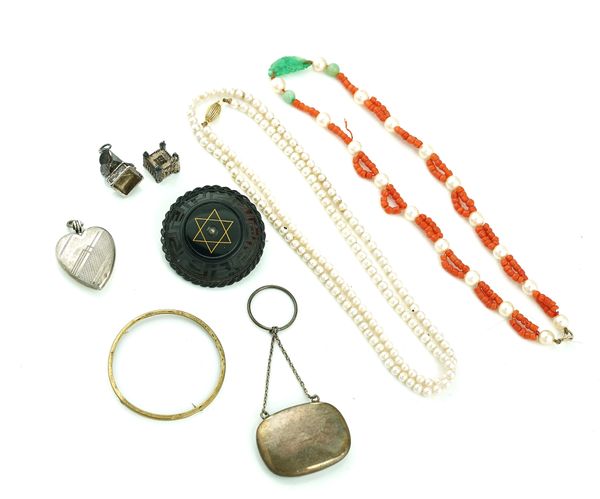 A GROUP OF JEWELLERY (8)