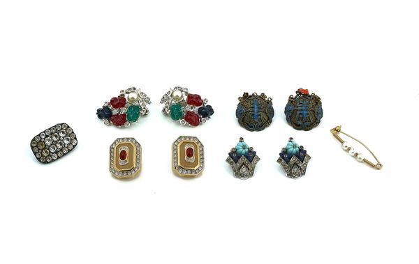 A GROUP OF JEWELLERY (6)