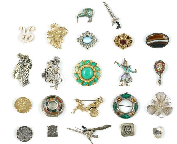 A COLLECTION OF TWENTY-THREE BROOCHES (23)