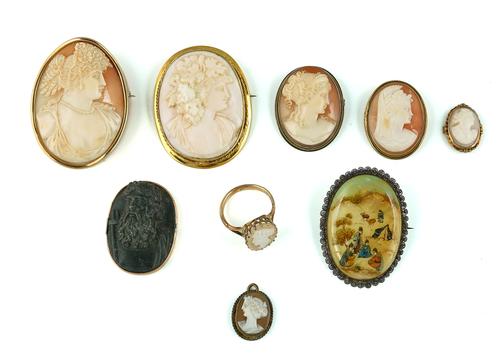 A GOLD MOUNTED OVAL SHELL CAMEO BROOCH AND EIGHT FURTHER ITEMS (9)