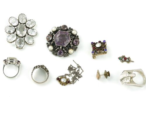 A ROCK CRYSTAL BROOCH AND EIGHT FURTHER ITEMS OF JEWELLERY (9)