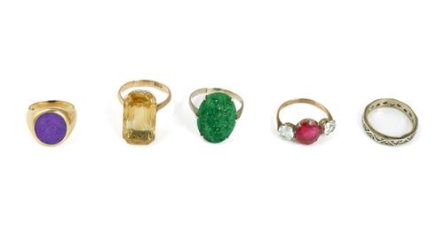 A GOLD AND LAPIS LAZULI SIGNET RING AND FOUR FURTHER RINGS (5)