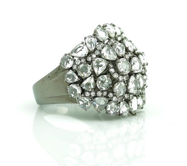 A WHITE GOLD AND DIAMOND SET DRESS RING