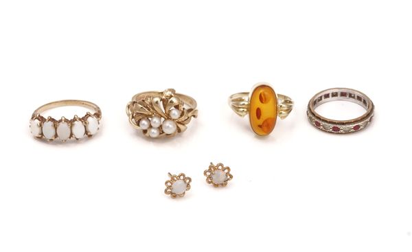 A GOLD, OPAL FIVE-STONE RING, THREE FURTHER RINGS AND A PAIR OF EARRINGS (5)