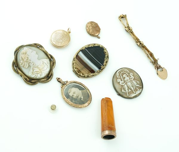 A VICTORIAN BANDED AGATE BROOCH AND EIGHT FURTHER ITEMS (9)