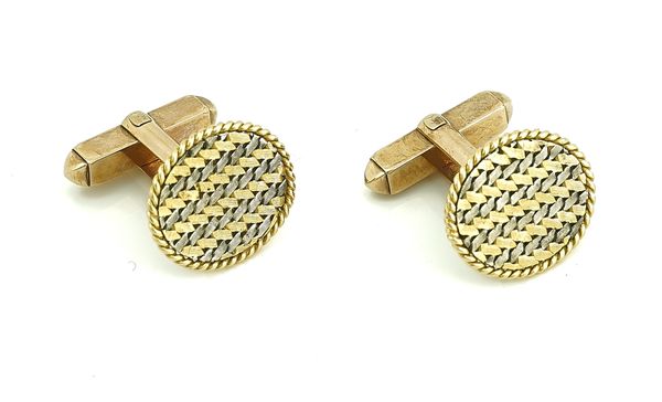 A PAIR OF TWO COLOUR GOLD CUFFLINKS