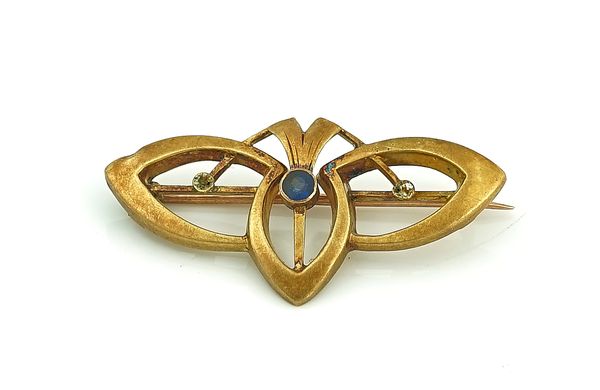 A GOLD AND SAPPHIRE BROOCH