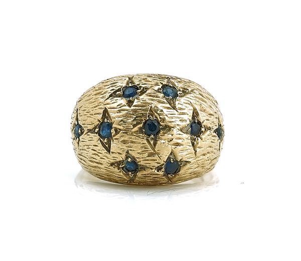 A 9CT GOLD AND SAPPHIRE RING