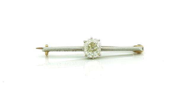 A DIAMOND SINGLE STONE BAR BROOCH