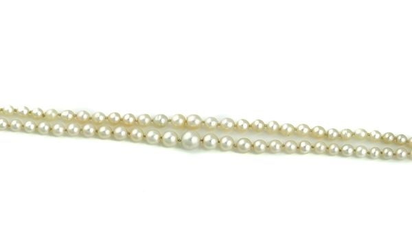 A TWO ROW NECKLACE OF UN-TESTED GRADUATED PEARLS