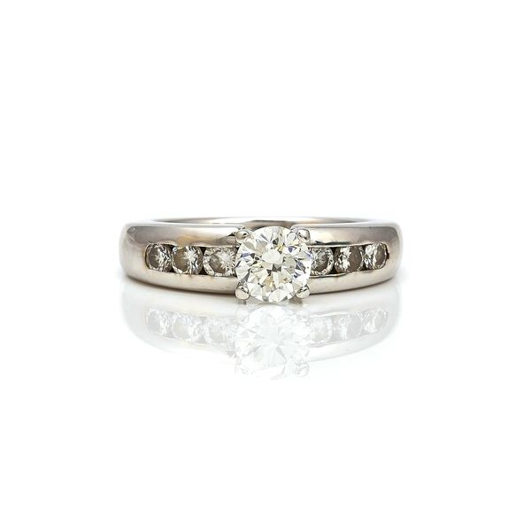 A WHITE GOLD AND DIAMOND RING