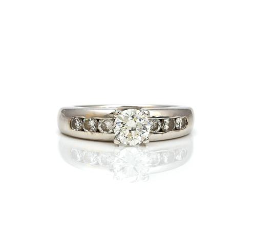 A WHITE GOLD AND DIAMOND RING