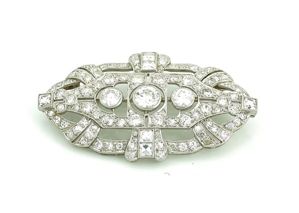 A DIAMOND BROOCH