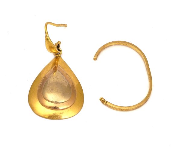 AN 18CT GOLD EARRING AND A BROKEN GOLD RING (2)