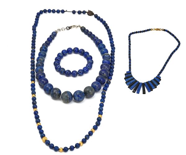 A SINGLE ROW NECKLACE OF GRADUATED LARGE LAPIS LAZULI BEADS AND THREE FURTHER ITEMS (4)