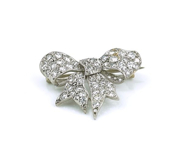 A PLATINUM AND DIAMOND BROOCH