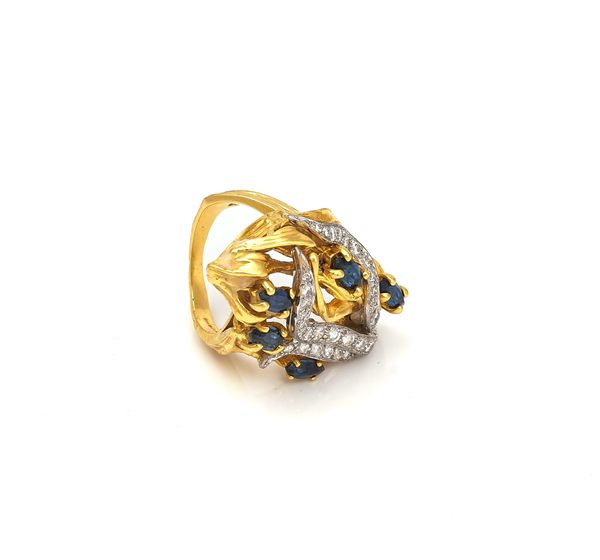 A KUTCHINSKY 18CT GOLD, SAPPHIRE AND DIAMOND RING