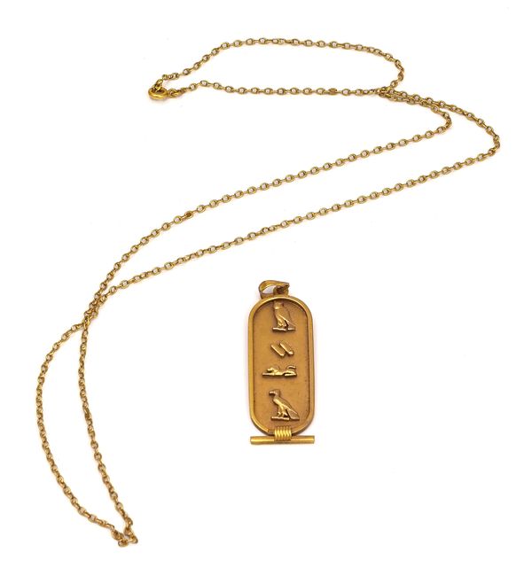 AN EGYPTIAN GOLD PENDANT AND A GOLD NECKCHAIN (2)