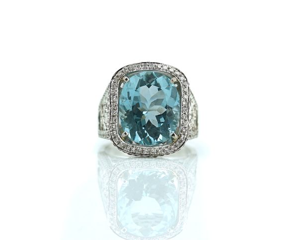 AN AQUAMARINE AND DIAMOND SET DRESS RING