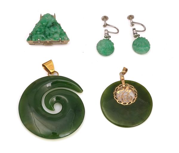 A TRIANGULAR JADE CLIP, A PAIR OF EARRINGS AND TWO NEPHRITE PENDANTS (4)