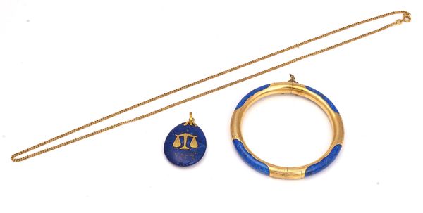 A GOLD AND LAPIS LAZULI BANGLE AND A PENDANT WITH A GOLD NECKCHAIN (3)