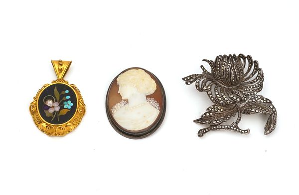 A GOLD AND PIETRA DURA OVAL PENDANT LOCKET AND TWO BROOCHES (3)