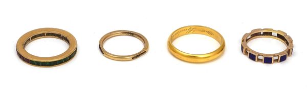 AN 18CT GOLD WEDDING BAND AND THREE FURTHER RINGS (4)