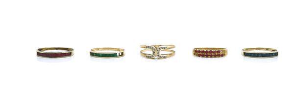 A GOLD AND RUBY RING AND FOUR FURTHER GOLD AND GEM SET RINGS (5)