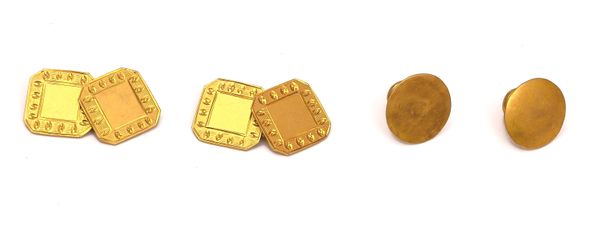 A PAIR OF GOLD CUFFLINKS AND TWO GOLD DRESS STUDS (4)