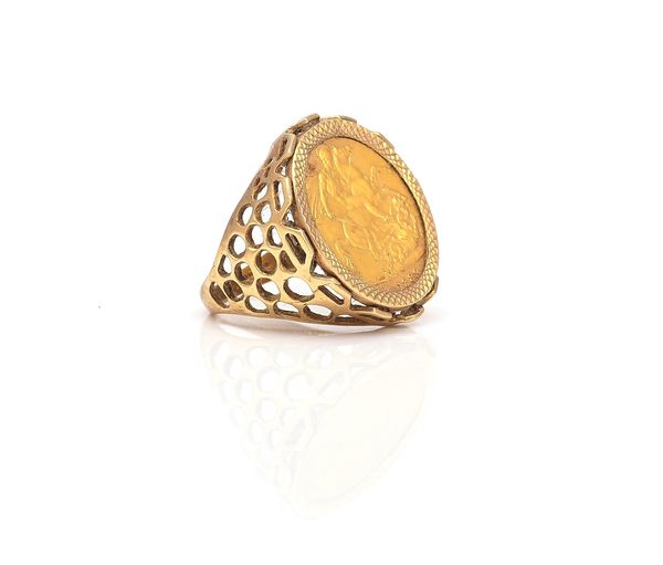 A 9CT GOLD MOUNTED SOVEREIGN RING