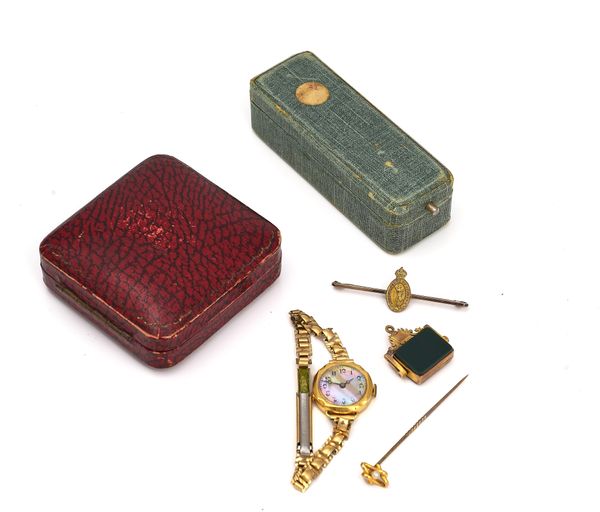 A 9CT GOLD MOUNTED BLOODSTONE AND CORNELIAN RECTANGULAR FOB SEAL AND THREE FURTHER ITEMS (4)