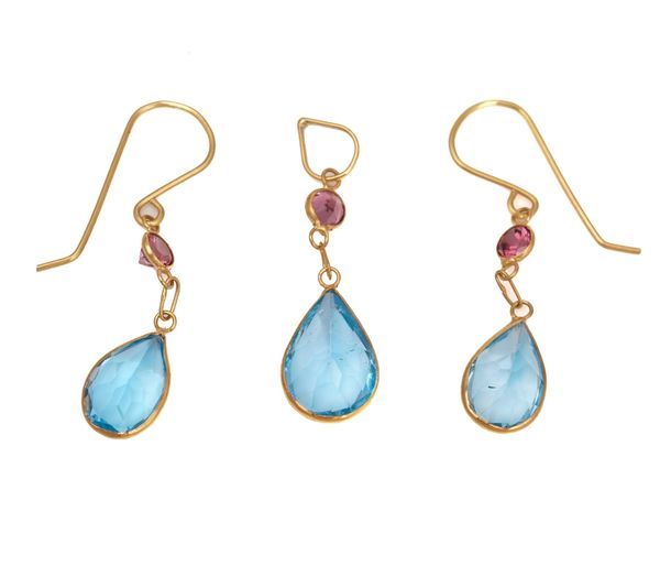 A PAIR OF GOLD, PINK SAPPHIRE AND BLUE TOPAZ PENDANT EARRINGS AND A MATCHING PENDANT