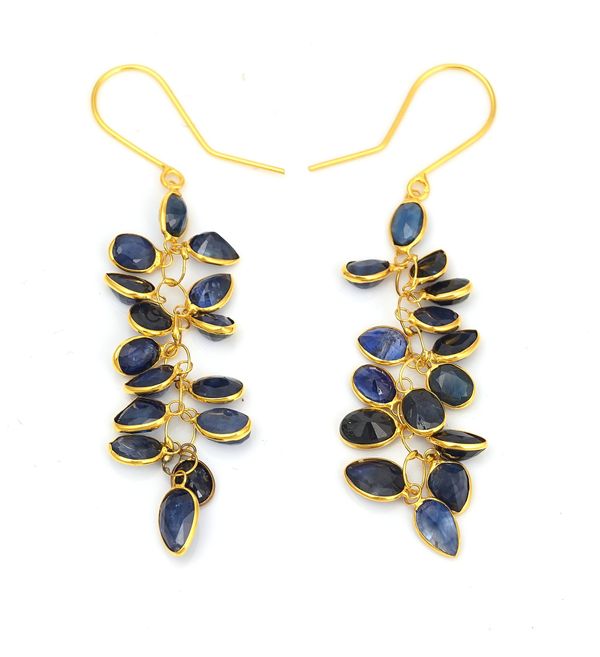 A PAIR OF GOLD AND SAPPHIRE PENDANT EARRINGS