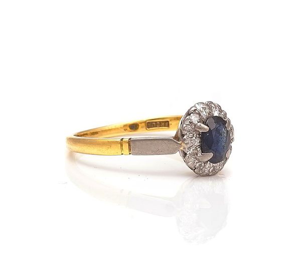 AN 18CT GOLD, SAPPHIRE AND DIAMOND OVAL CLUSTER RING