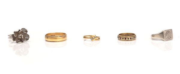 A 9CT GOLD WEDDING RING AND FOUR FURTHER RINGS (5)