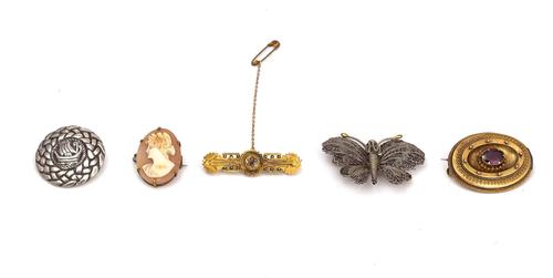 A GROUP OF FIVE BROOCHES (5)