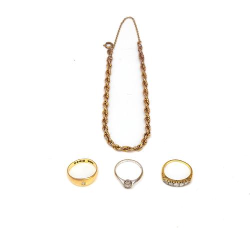 A GOLD AND DIAMOND FIVE STONE RING AND THREE FURTHER ITEMS (4)