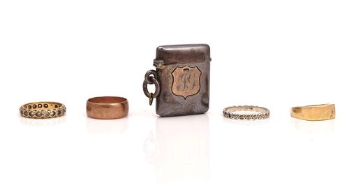 A 9CT GOLD WEDDING RING, THREE FURTHER RINGS AND A VESTA CASE (5)