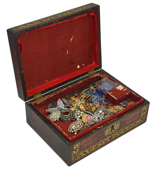 A COLLECTION OF MOSTLY COSTUME JEWELLERY