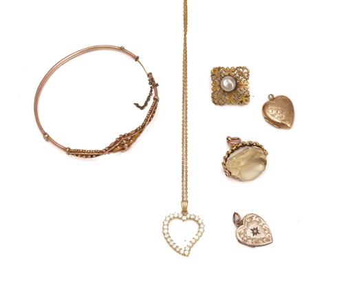 A GOLD OVAL HINGED BANGLE AND SIX FURTHER ITEMS (7)