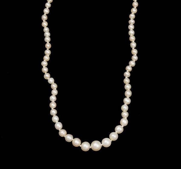 A SINGLE ROW NECKLACE OF GRADUATED SEED PEARLS