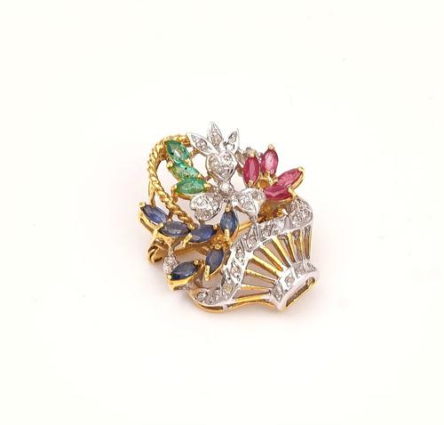 A GOLD AND GEMSTONE SET BASKET OF FLOWERS BROOCH