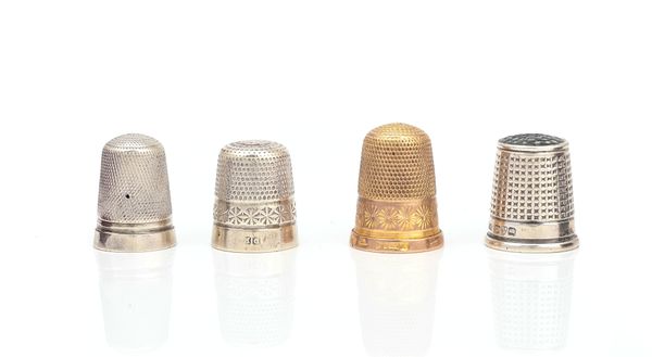 A 9CT GOLD THIMBLE AND THREE FURTHER THIMBLES (4)