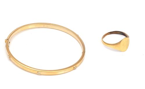 A GOLD BANGLE AND A 9CT GOLD SIGNET RING (2)