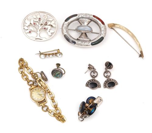 A VICTORIAN SILVER AND VARICOLOURED AGATE OVAL BROOCH AND FURTHER ITEMS, (16)