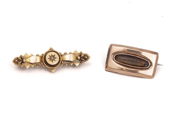 A GOLD AND DIAMOND BROOCH AND ANOTHER BROOCH (2)