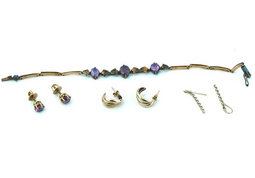 A SYNTHETIC CORRUNDUM IMITATING ALEXANDRITE THREE STONE BRACELET AND THREE PAIRS OF EARRINGS (4)