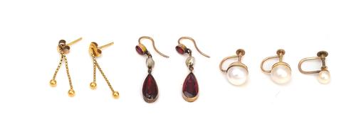 THREE PAIRS OF EARRINGS AND ONE ODD EARRING (4)