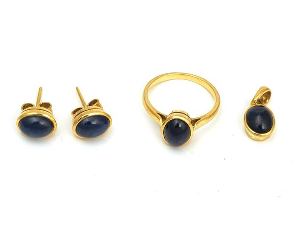 A GOLD AND CABOCHON SAPPHIRE SOLITAIRE RING AND TWO FURTHER ITEMS (3)